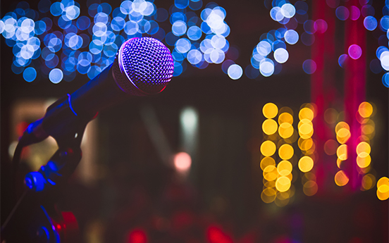 a microphone in front of a blurry background
